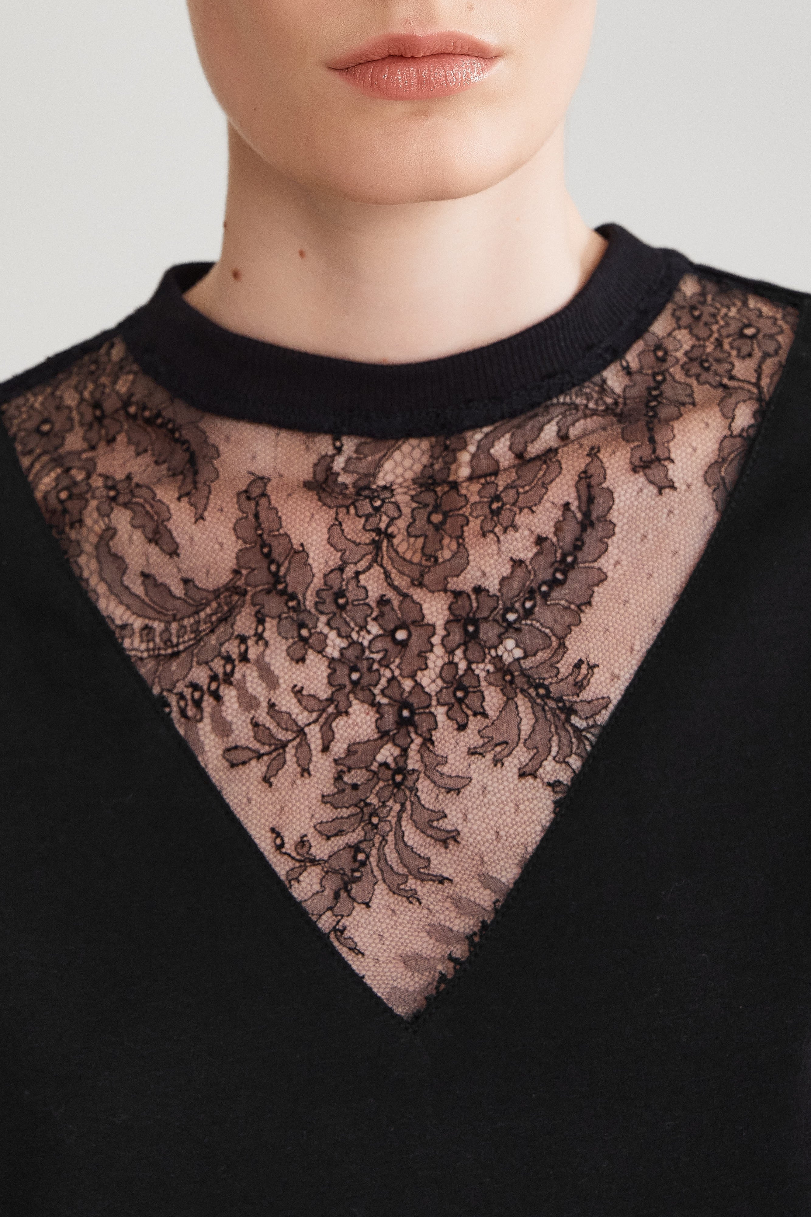 LACE DETAIL BLACK T-SHIRT